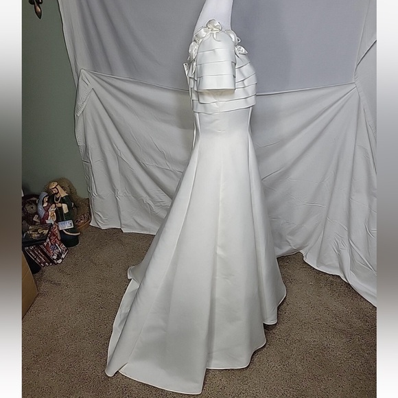 Elegant White Pleated Dress - Picture 7 of 16